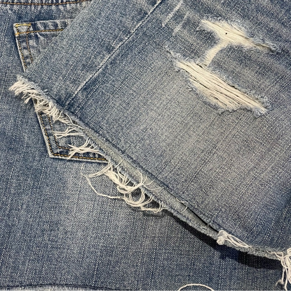 LIKE NEW || AMERICAN EAGLE Midi No Stretch Low Rise Distressed Denim Shorts || 8 - Picture 4 of 12